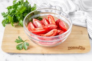 Маринованные помидоры с зеленью Маринованные помидоры с зеленью