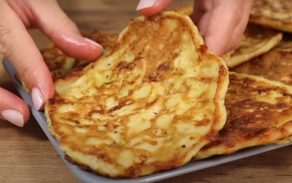 Просто натрите кабачок и добавьте кефир – эти лепёшки исчезнут со стола за минуты! Невероятно вкусно и просто Просто натрите кабачок и добавьте кефир – эти лепёшки исчезнут со стола за минуты! Невероятно вкусно и просто