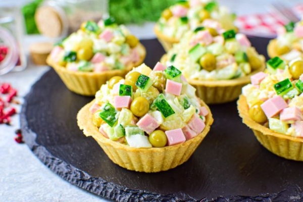 Тарталетки с салатом "Оливье" Тарталетки с салатом "Оливье"