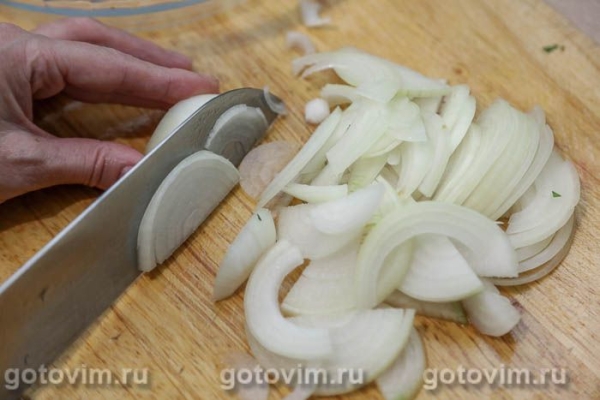 Пикша в микроволновке на луковой подушке
