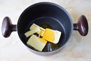 Медовик с клубникой и сметанным кремом Медовик с клубникой и сметанным кремом