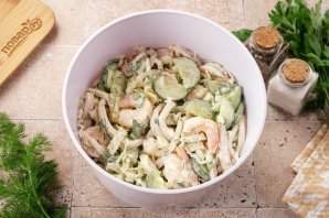 Салат с кальмаром, креветками и огурцом Салат с кальмаром, креветками и огурцом