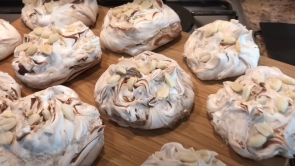 Не выбрасывайте яичные белки. Рецепт хрустящего печенья: тающее безе с орехами Не выбрасывайте яичные белки. Рецепт хрустящего печенья: тающее безе с орехами