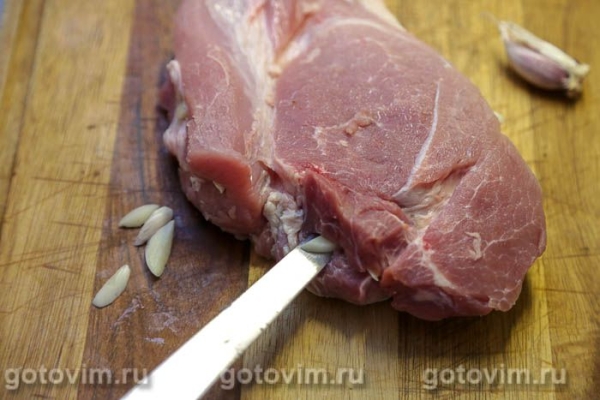 Свиная корейка, шпигованная чесноком и запеченная в фольге Свиная корейка, шпигованная чесноком и запеченная в фольге