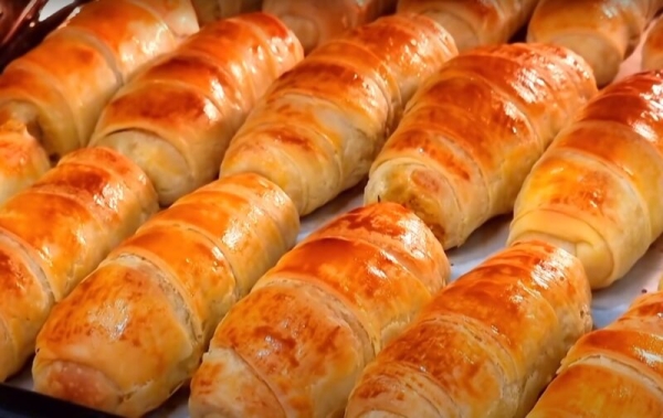 Когда денег нет, а до зарплаты далеко. Очень красивая и вкусная выпечка: нежные пирожки рогалики Когда денег нет, а до зарплаты далеко. Очень красивая и вкусная выпечка: нежные пирожки рогалики