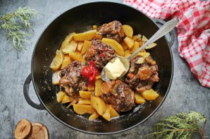 Говяжий хвост с картошкой Говяжий хвост с картошкой