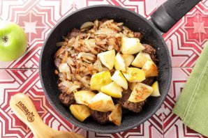 Печень с луком и яблоками