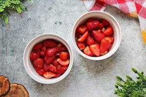 Десерт из клубники и ревеня