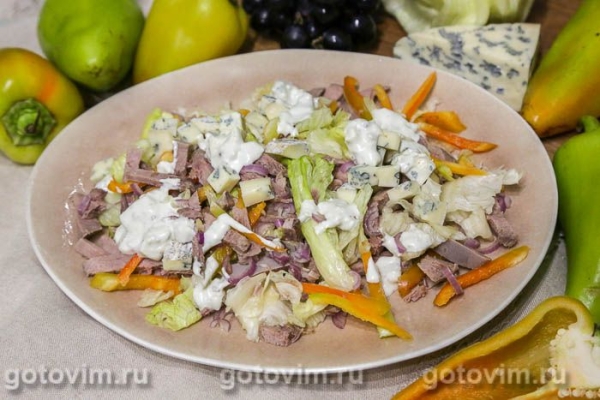 Салат из языка с овощами и сыром с голубой плесенью
