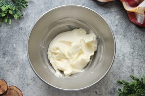 Шоколадный торт с малиной и голубикой