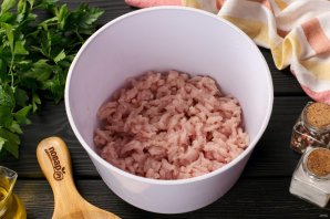 Мясной закусочный торт с грибами и маринованными огурцами Мясной закусочный торт с грибами и маринованными огурцами