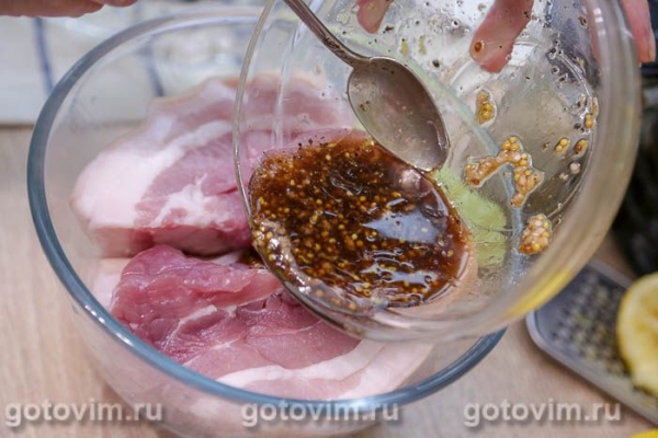 Свиная грудинка с горчицей, лимоном и мятой в духовке