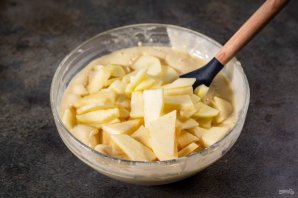 Шарлотка с яблоками и корицей