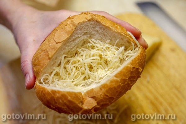 Булочка с колбасками и карамелизированым луком Булочка с колбасками и карамелизированым луком