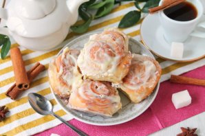 Рулетики с корицей и глазурью Рулетики с корицей и глазурью