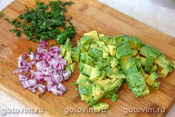 Закуска с икрой и авокадо