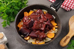 Говяжья печень в сметане с луком и морковью Говяжья печень в сметане с луком и морковью