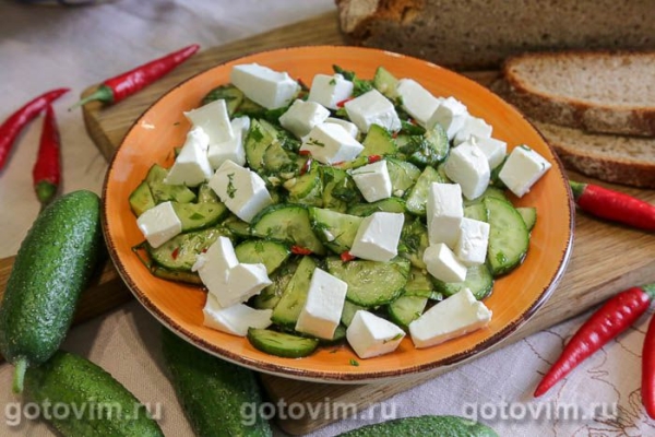 Салат из огурцов с каймаком, чесноком, перцем чили и зеленью