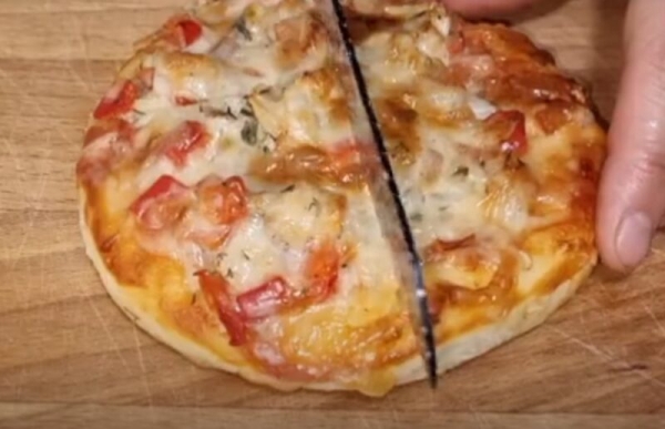 Их всегда мало. Мини-пицца с курицей и овощами: рецепт за 10 минут Их всегда мало. Мини-пицца с курицей и овощами: рецепт за 10 минут