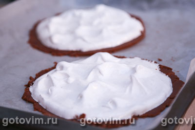 Шоколадный торт с безе и соленым арахисом