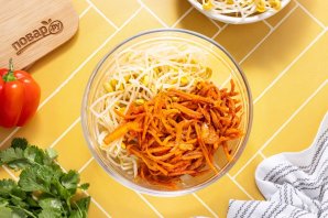 Салат из пророщенной сои по-корейски Салат из пророщенной сои по-корейски