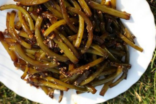 Маринованные стрелки чеснока с соевым соусом по-корейски