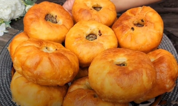 Профессиональный повар научил так готовить беляши. Теста замешиваю, а руками не касаюсь Профессиональный повар научил так готовить беляши. Теста замешиваю, а руками не касаюсь