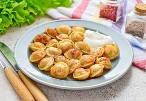 Замороженные пельмени на сковороде жареные Замороженные пельмени на сковороде жареные