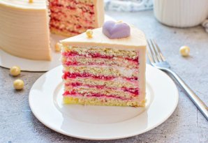 Торт молочная девочка с клубникой