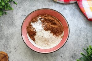 Шоколадный торт с малиной и голубикой