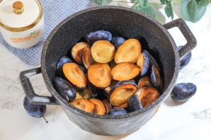 Карамелизированные сливы в густом сиропе