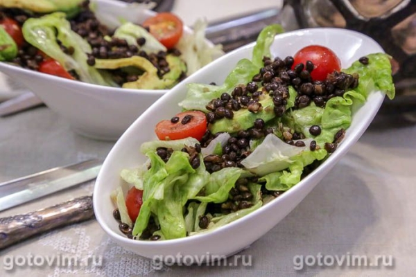 Салат из черной чечевицы с авокадо, помидорами и зеленью