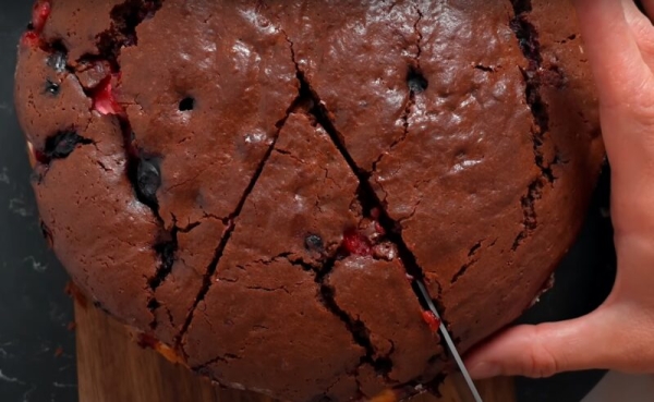 Шоколад, творог и ягоды: идеальное сочетание, которое превращает простой пирог в ресторанный десерт