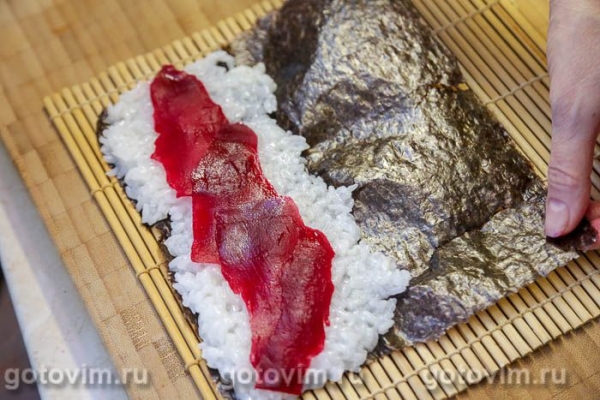 Суши со свеклой, красной рыбой и творожным сыром