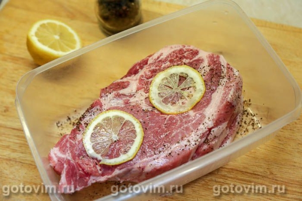 Стейк из свиной шейки с лимоном, перцем и чесноком на сковроде Стейк из свиной шейки с лимоном, перцем и чесноком на сковроде