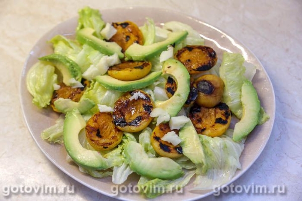Салат из жареных абрикосов с авокадо, сыром и салатом айсберг Салат из жареных абрикосов с авокадо, сыром и салатом айсберг