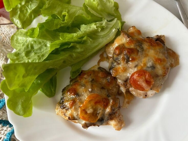 Запеченная куриная грудка с шампиньонами и сулугуни
