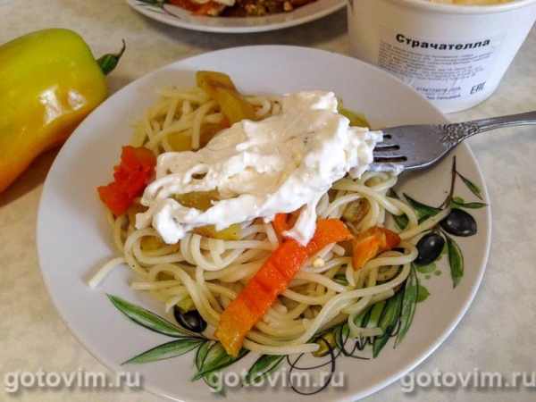 Спагетти с печёным перцем и сыром страчателла