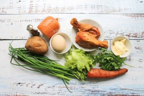 Слоеный салат с копченой курицей и колбасным сыром Слоеный салат с копченой курицей и колбасным сыром