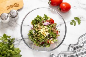 Салат с помидорами и кинзой