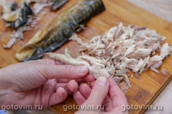 Слоеный салат из копченой скумбрии с картофелем и свежим огурцом