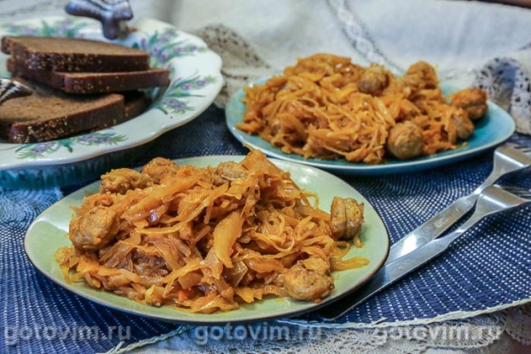 Тушеная капуста с томатной пастой и колбасками Тушеная капуста с томатной пастой и колбасками