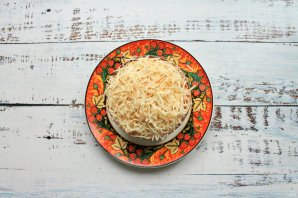 Слоеный салат с копченой курицей и колбасным сыром Слоеный салат с копченой курицей и колбасным сыром