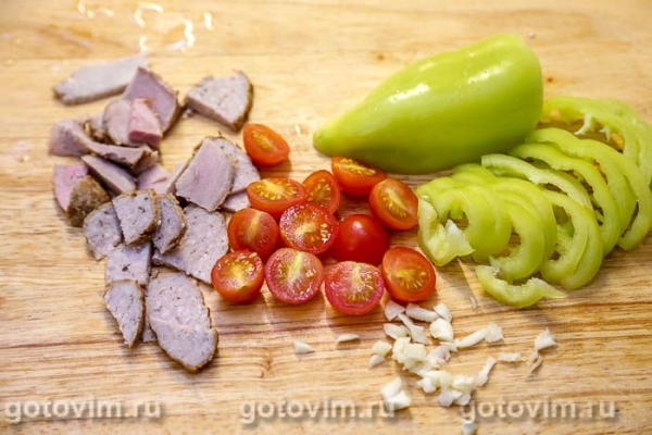 Пицца с окороком, сыром и сырым яйцом Пицца с окороком, сыром и сырым яйцом