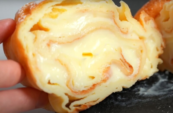 Просто выливаю тесто на противень. Проще рецепта не придумаешь: вкусный рулет с заварным кремом Просто выливаю тесто на противень. Проще рецепта не придумаешь: вкусный рулет с заварным кремом