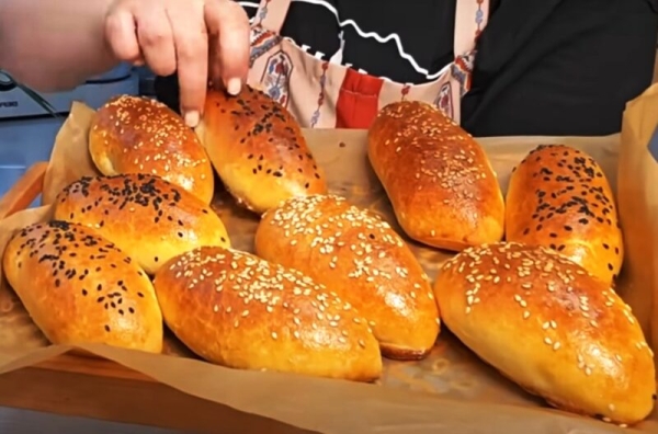 Тесто безумно нежное и мягкое. Вкусные пирожки, даже без начинки: простой рецепт — сможет каждый