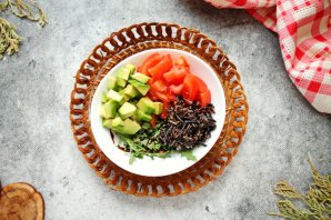 Боул с креветками, авокадо и черным рисом