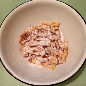 Хворост на сметане с водкой Хворост на сметане с водкой