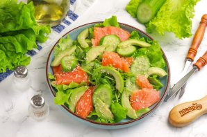 Салат с семгой, авокадо и огурцом Салат с семгой, авокадо и огурцом