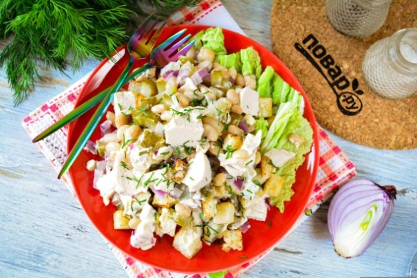 Салат с курицей, фасолью и солеными огурцами Салат с курицей, фасолью и солеными огурцами